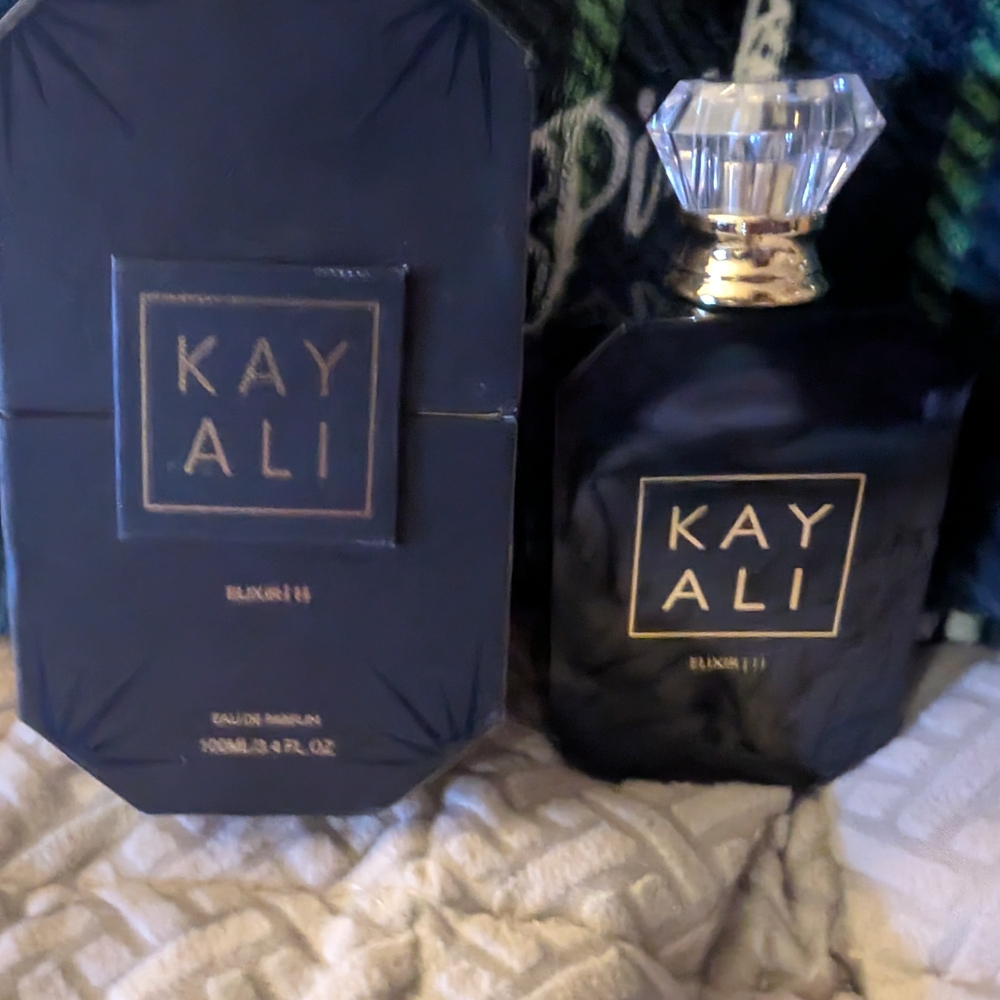 HUDA BEAUTY KAYALI Elixir 11 - Black and Gold